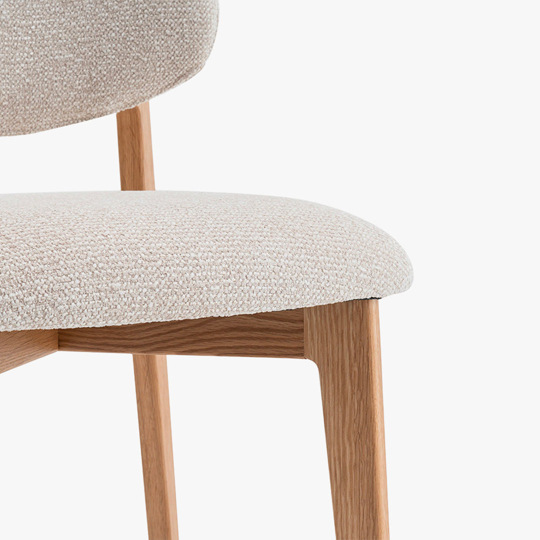 CARMEN Chaise en tissu beige et chêne massif