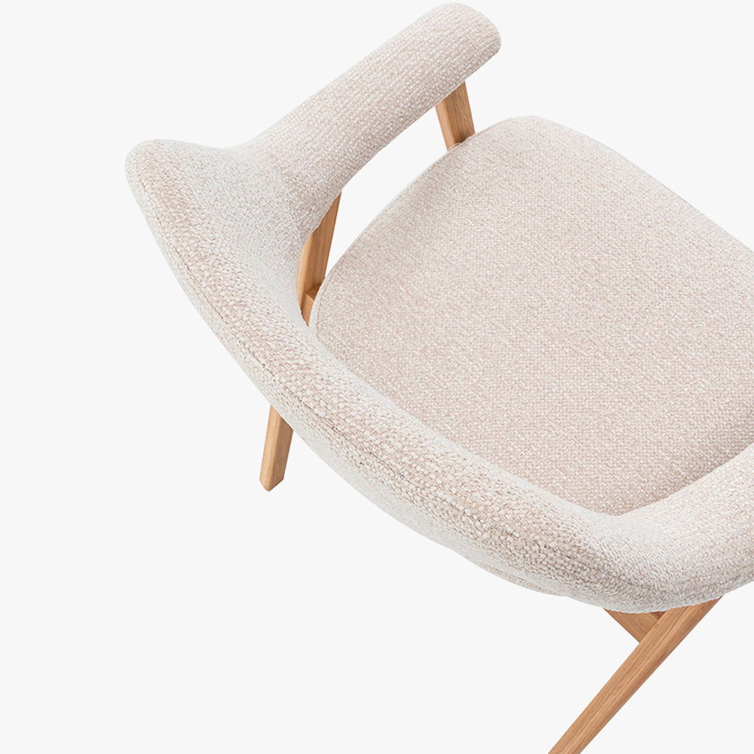 CORALIE Chaise de repas en tissu beige pieds chêne massif clair