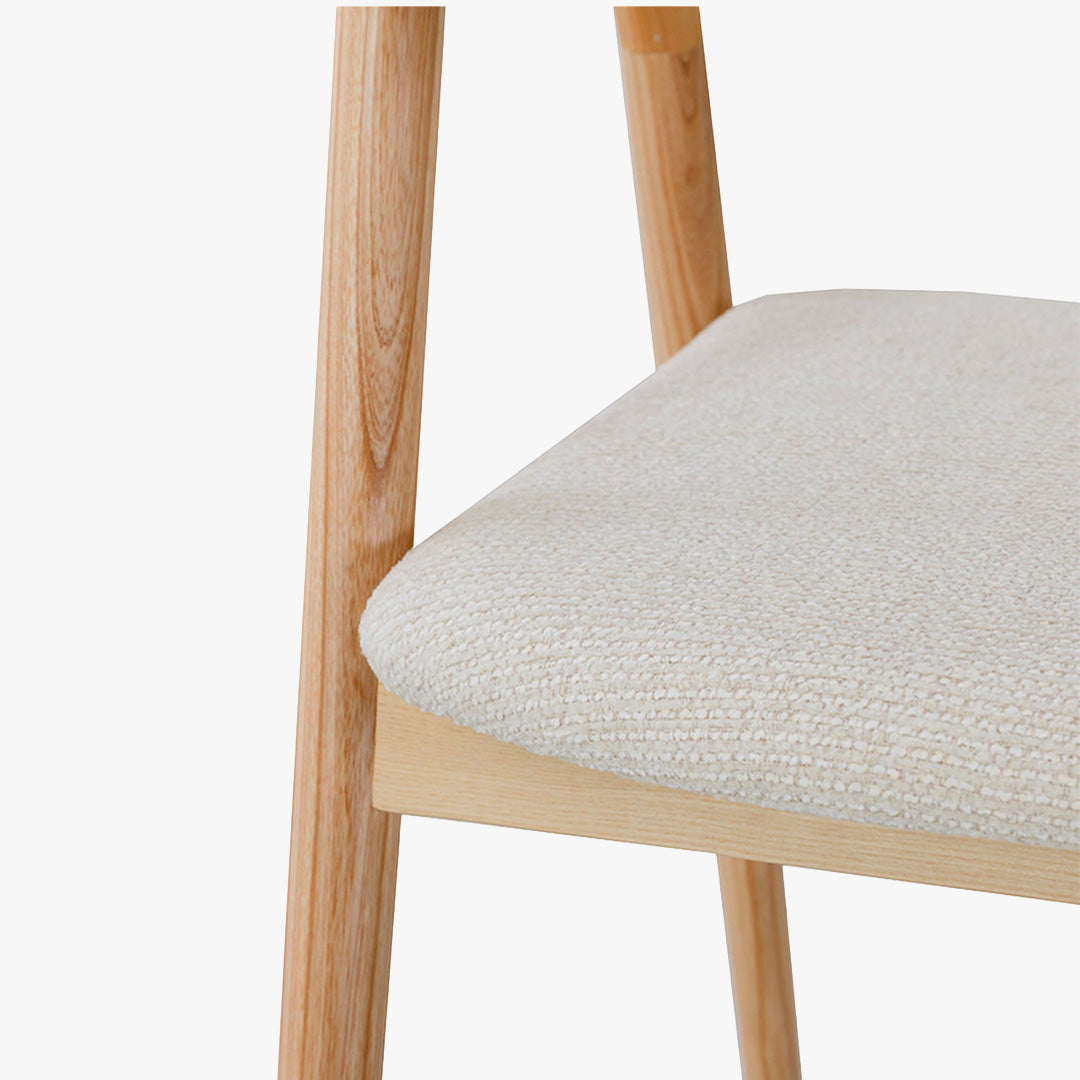 CLAIRE Chaise en tissu beige piètement en bois clair