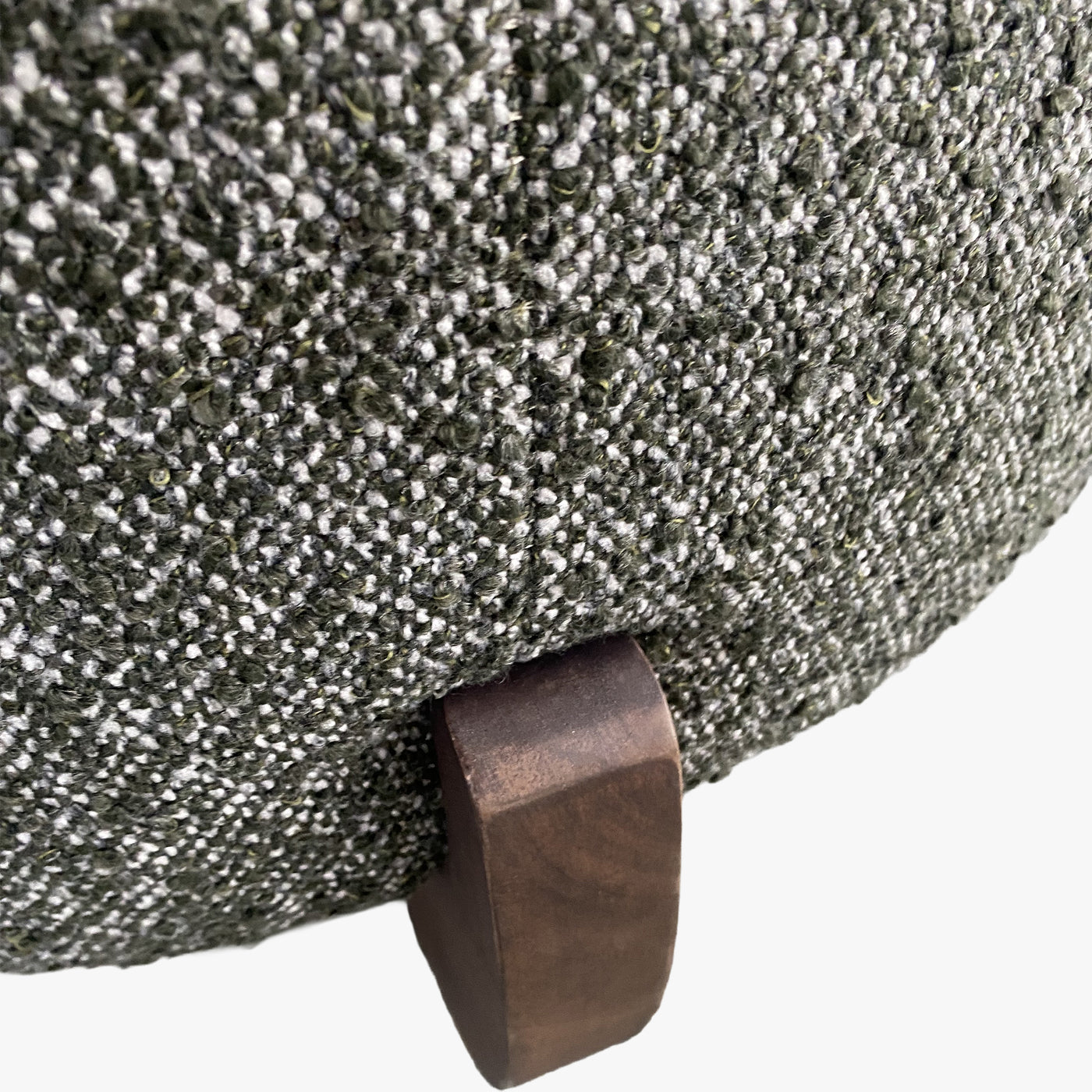 ESTER Fauteuil en tissu texturé vert pieds en bois foncé