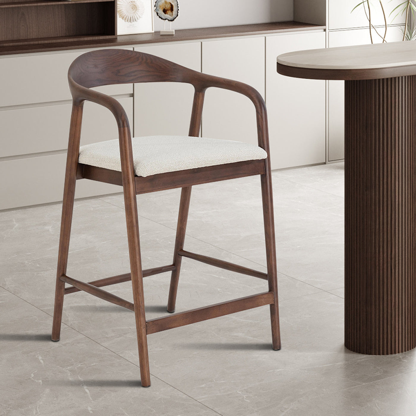 CLAIRE Tabouret en tissu beige piètement en bois massif foncé