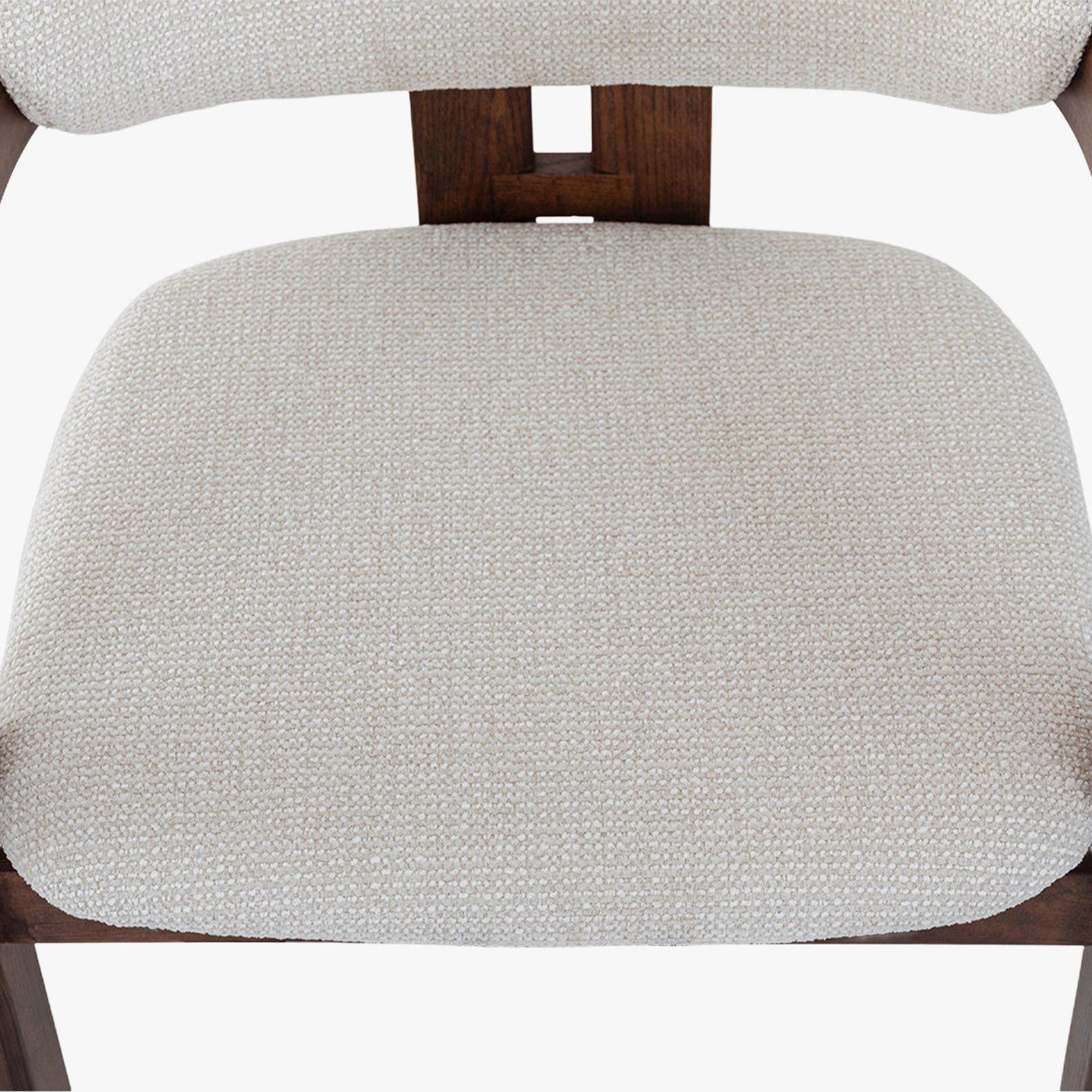 tabouret en tissu beige avec pieds en chêne massif couleur bois foncé
