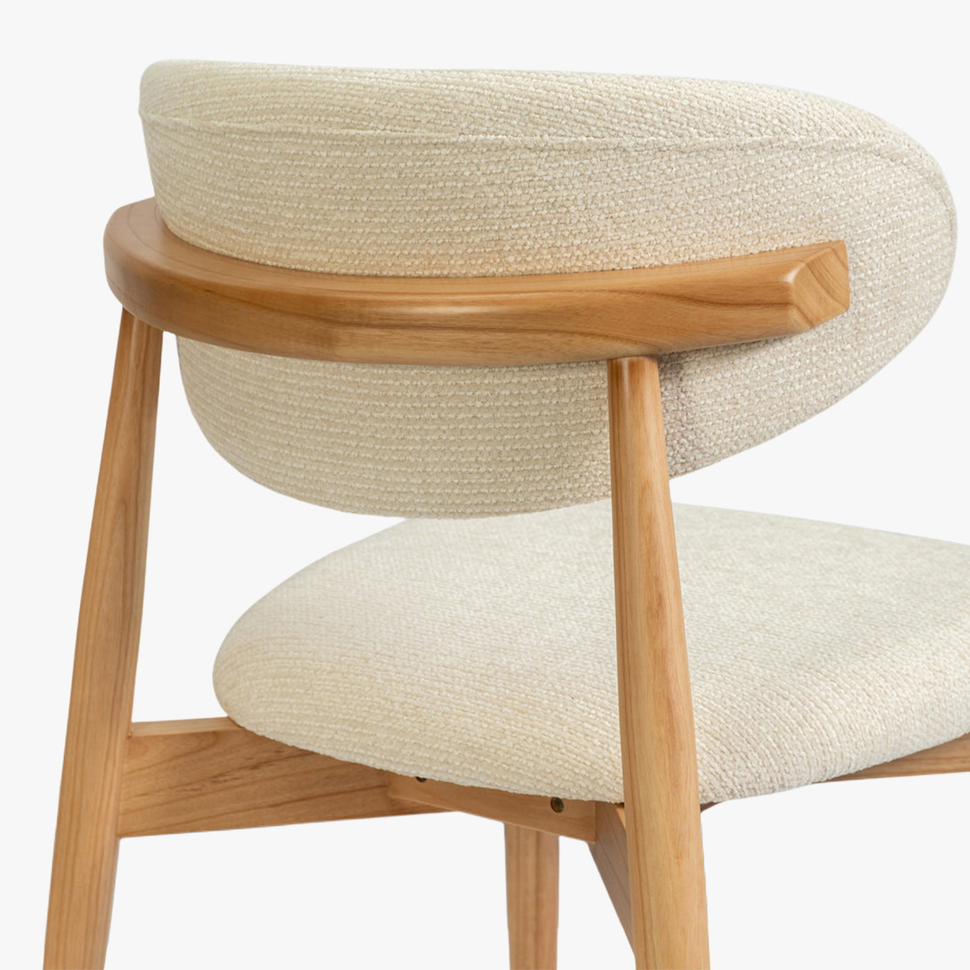 lot de 2 chaises en tissu beige avec piètement en chêne massif couleur bois clair