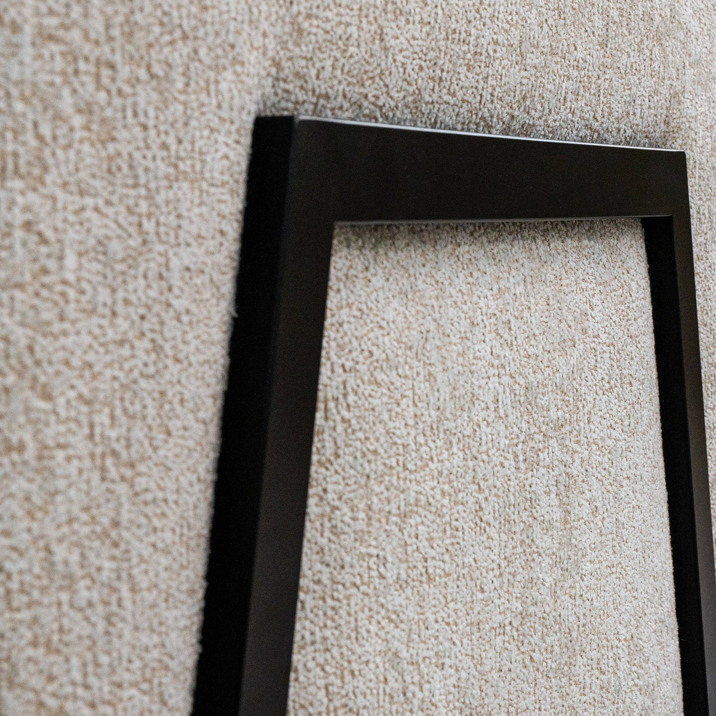 AMANDA Canapé d'angle en tissu blanc écru avec détail métal noir - Angle droit - Canapés d'angle - Mobilier Deco