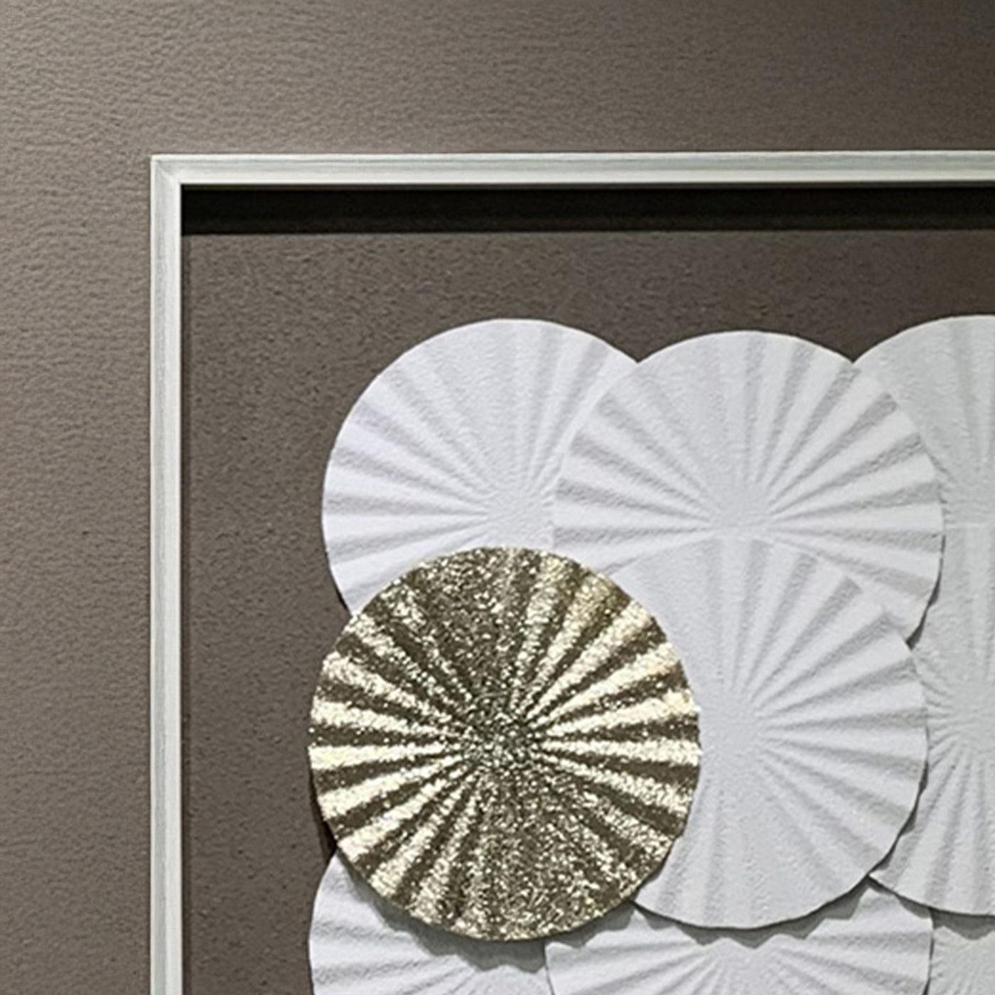 ANELIA Tableau peinture à l'huile relief rond blanc et doré cadre aluminium - 50x50 cm