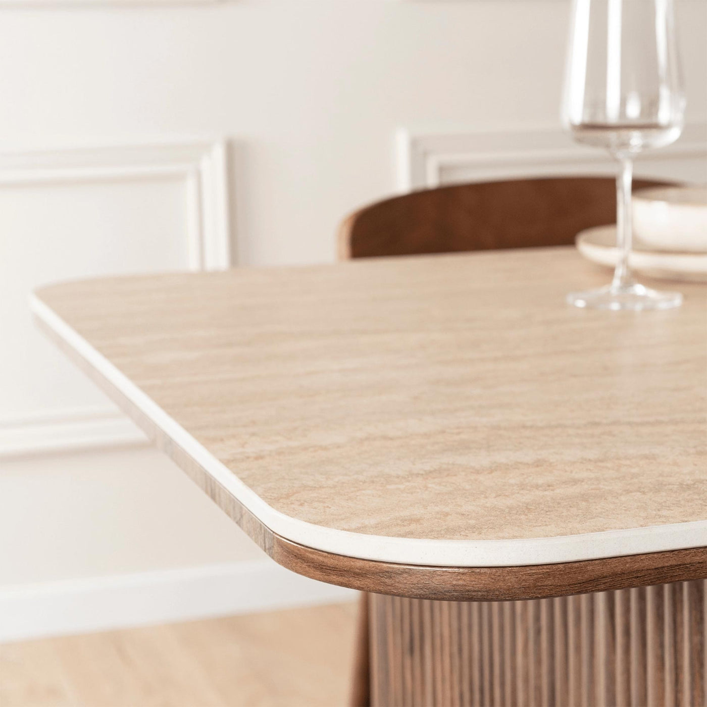 ARAMIS Table à manger rectangulaire en céramique beige pieds couleur bois foncé 180 cm