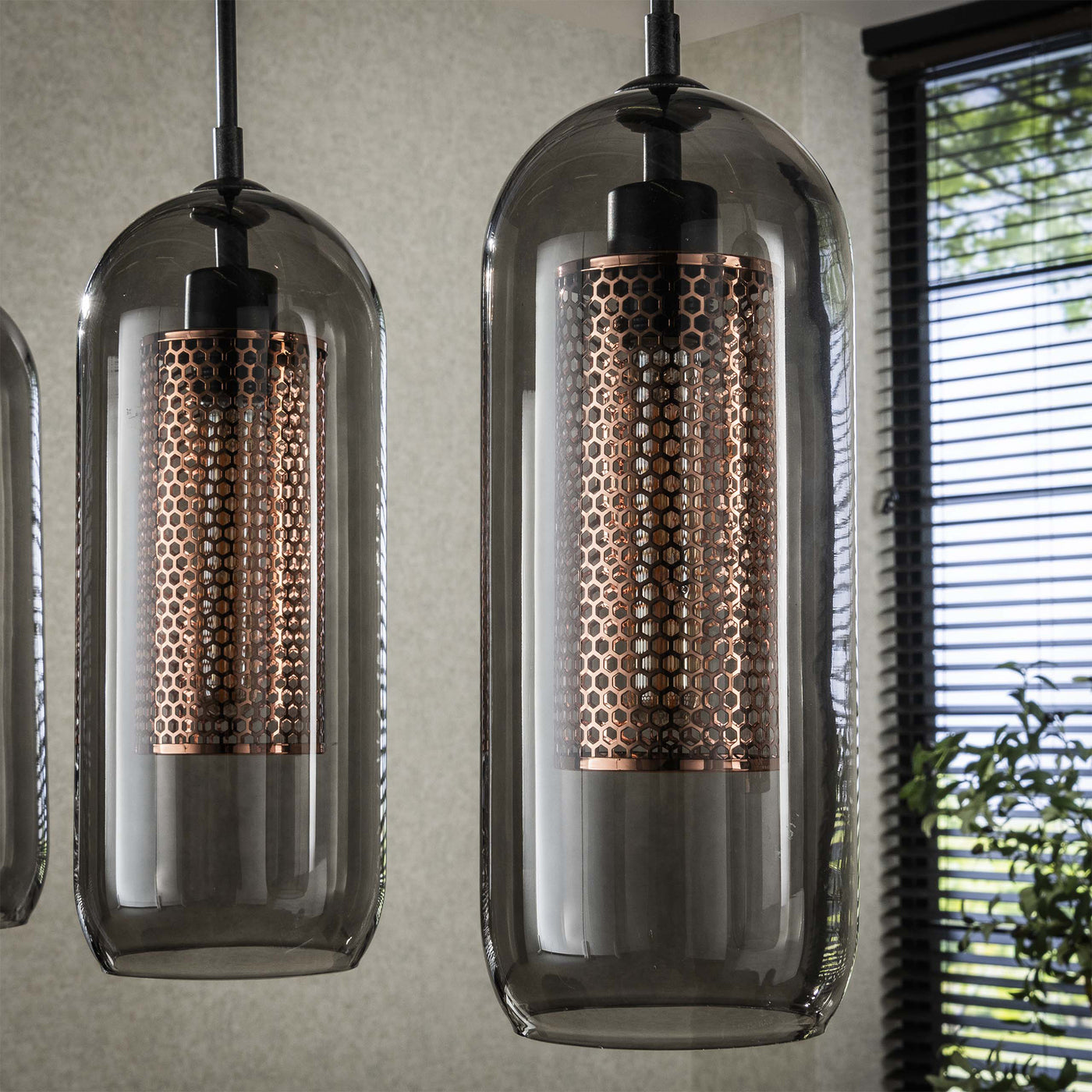 AYLI XL Suspension 4 lampes ajustables en verre fumé et métal noir 105x150 cm