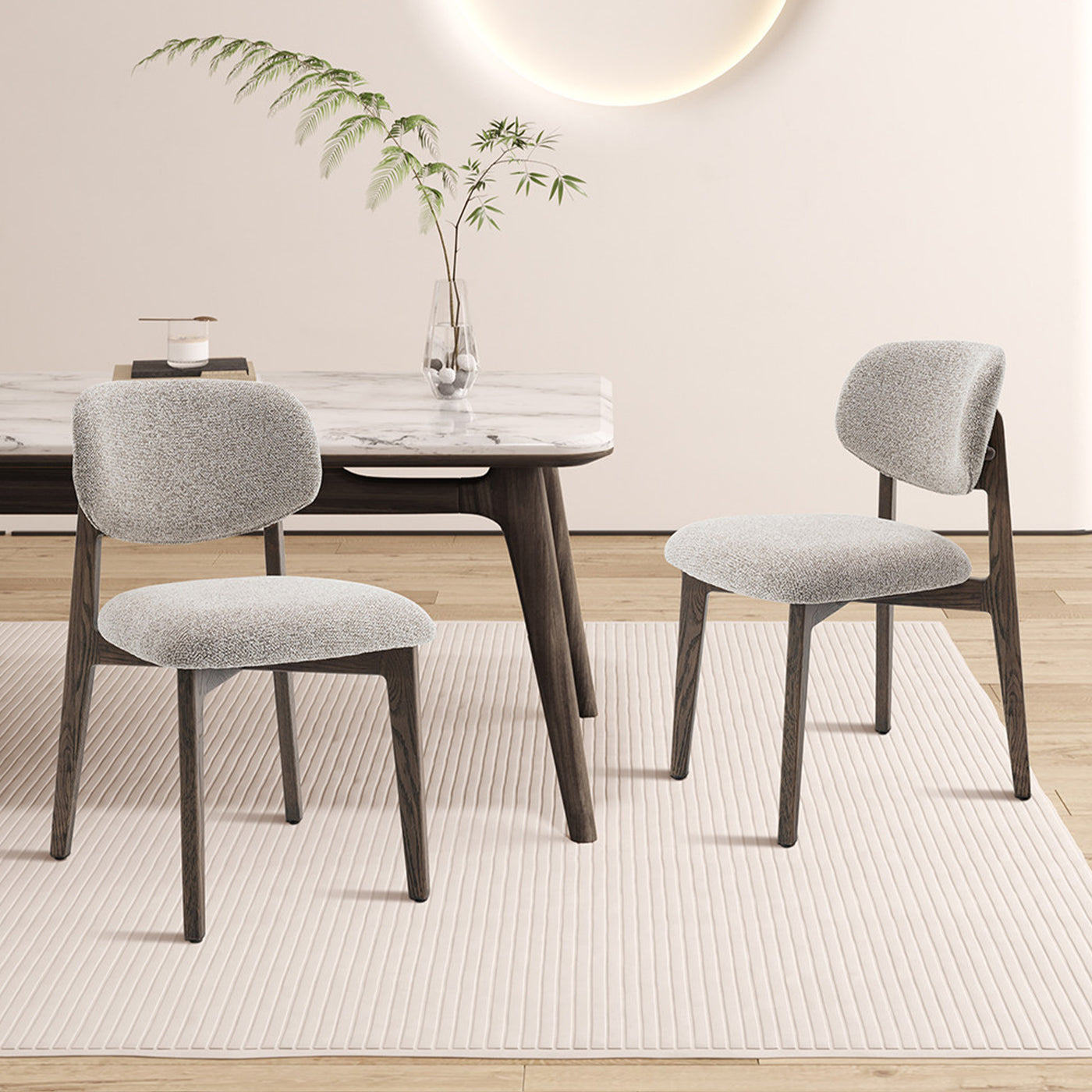 CARMEN Chaise en tissu beige et chêne massif foncé