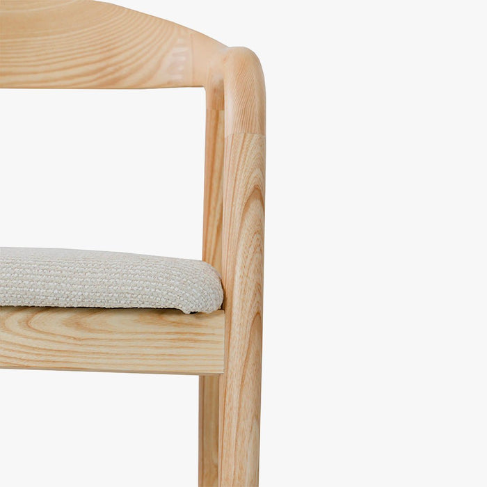 CLAIRE Chaise en tissu beige piètement en bois clair
