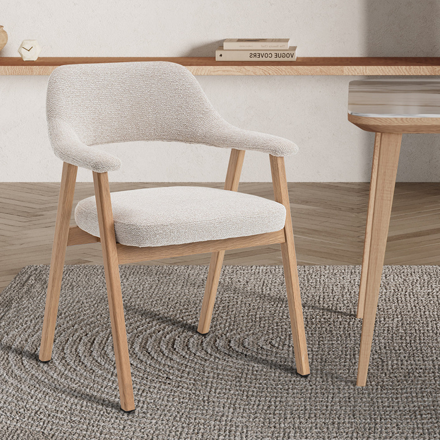 CORALIE Chaise de repas en tissu beige pieds chêne massif clair