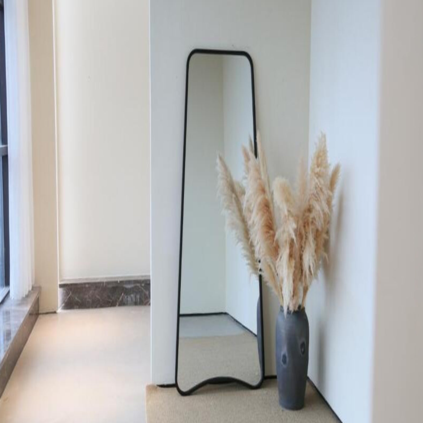 MIRANY Miroir sur pieds rectangulaire en fer noir 122x58 cm