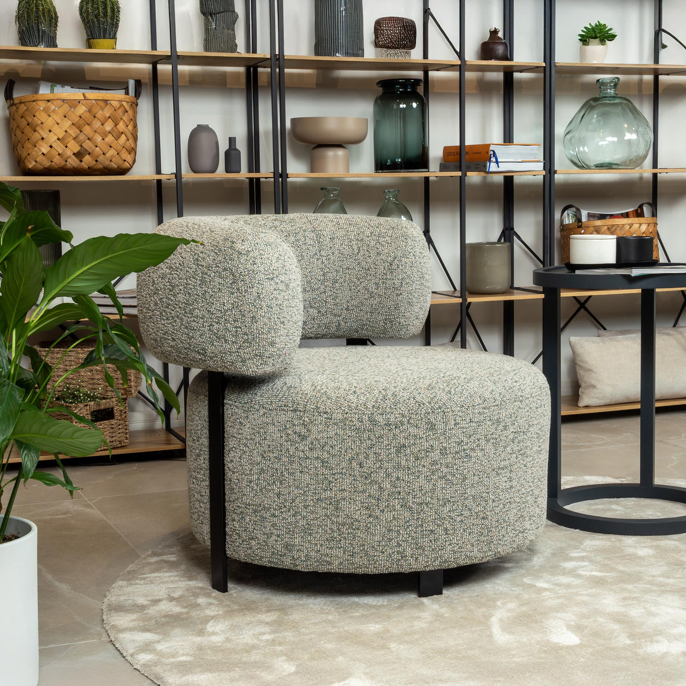 NAYA Fauteuil design en tissu vert et métal noir