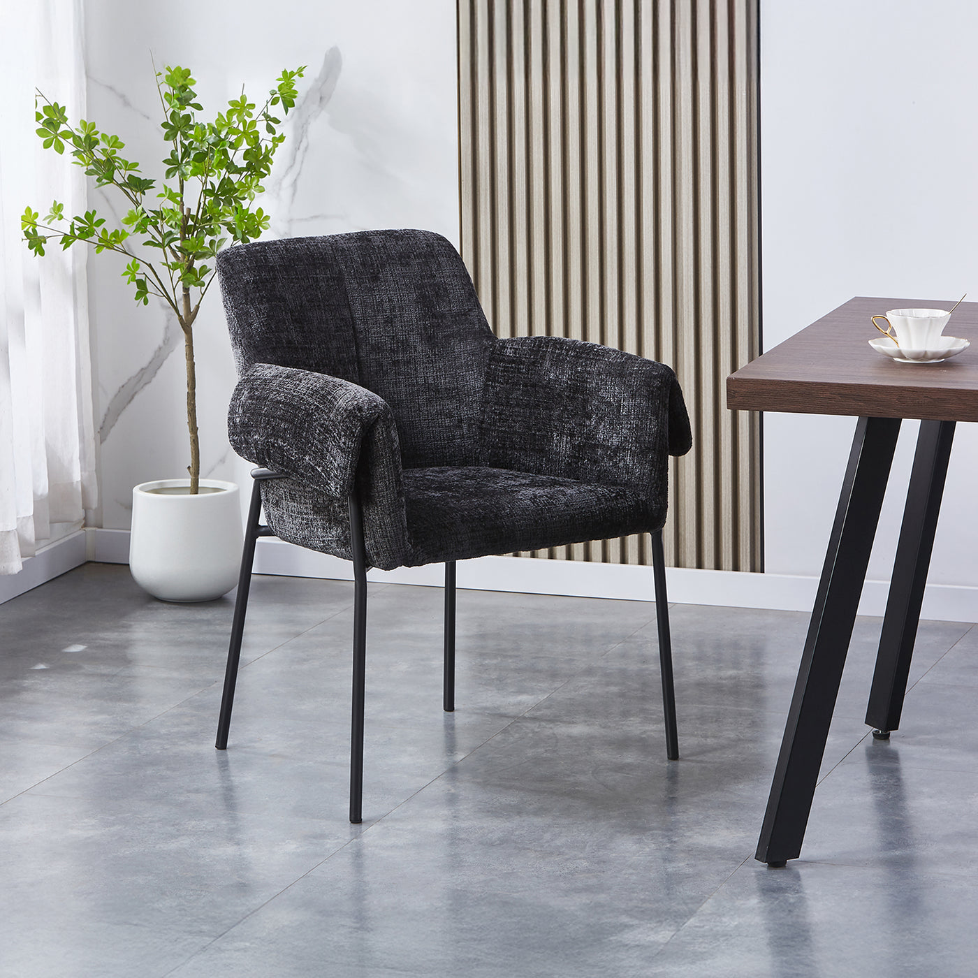 SARA Chaise en tissu noir pieds en métal noir