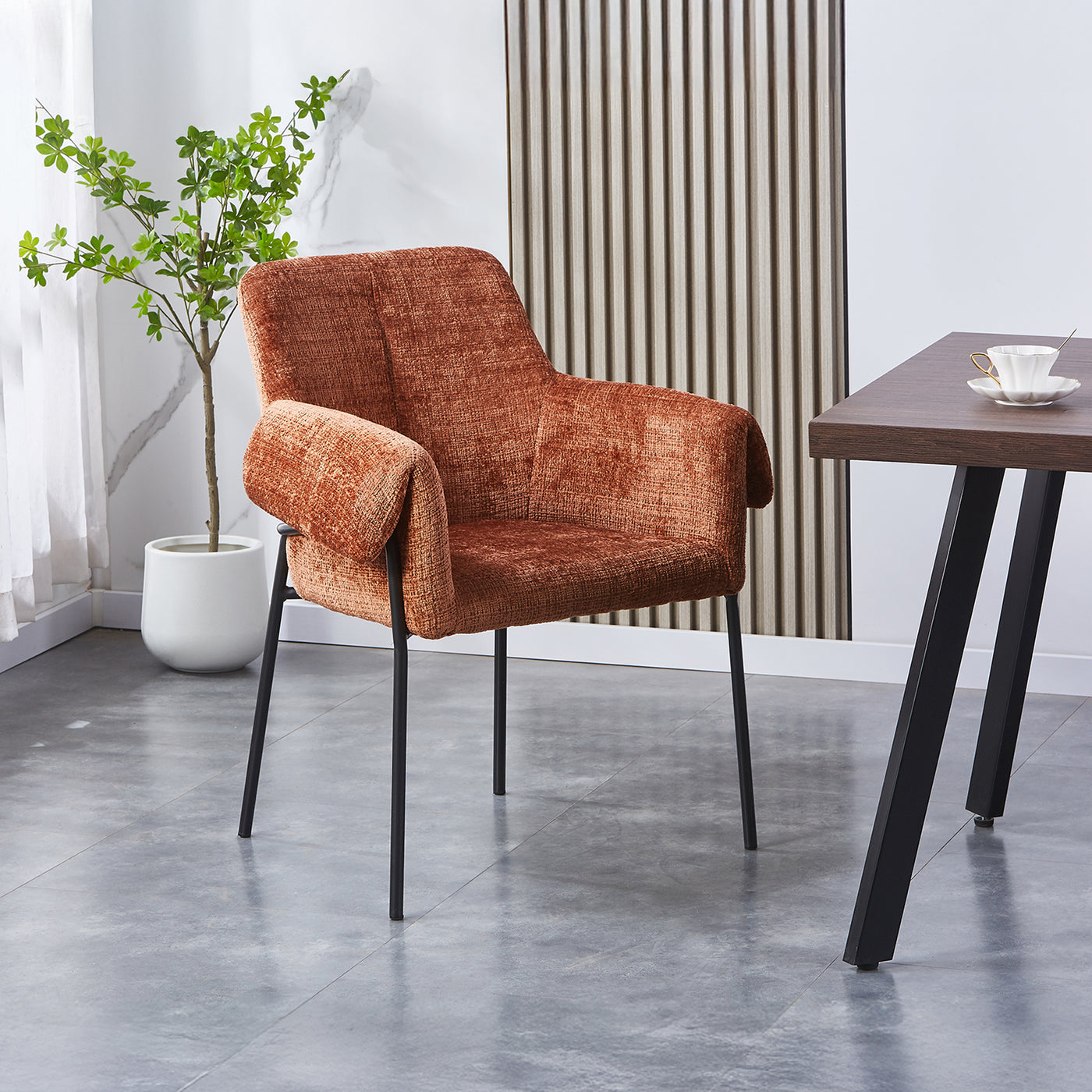 SARA Chaise en tissu terracotta pieds en métal noir