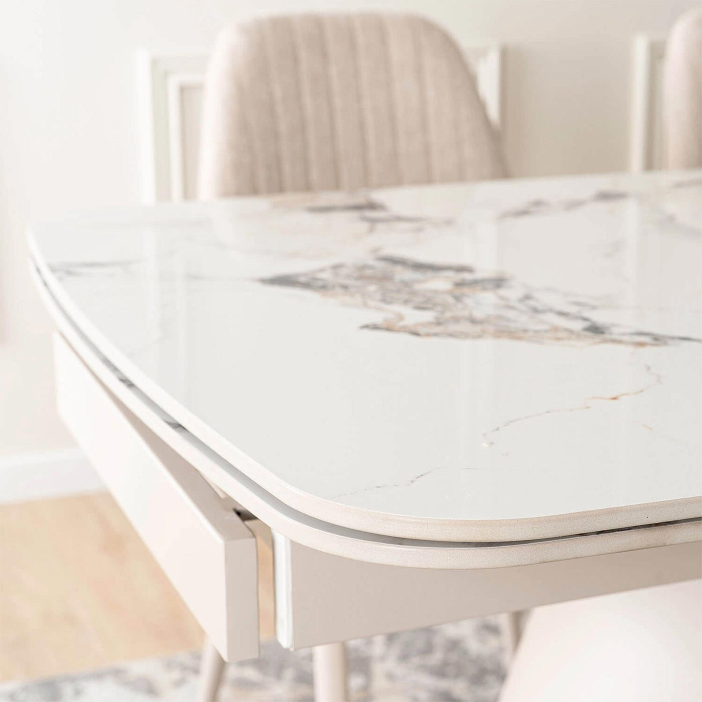 STACY Table à manger extensible en céramique couleur marbre blanc pieds en métal 160-240 cm