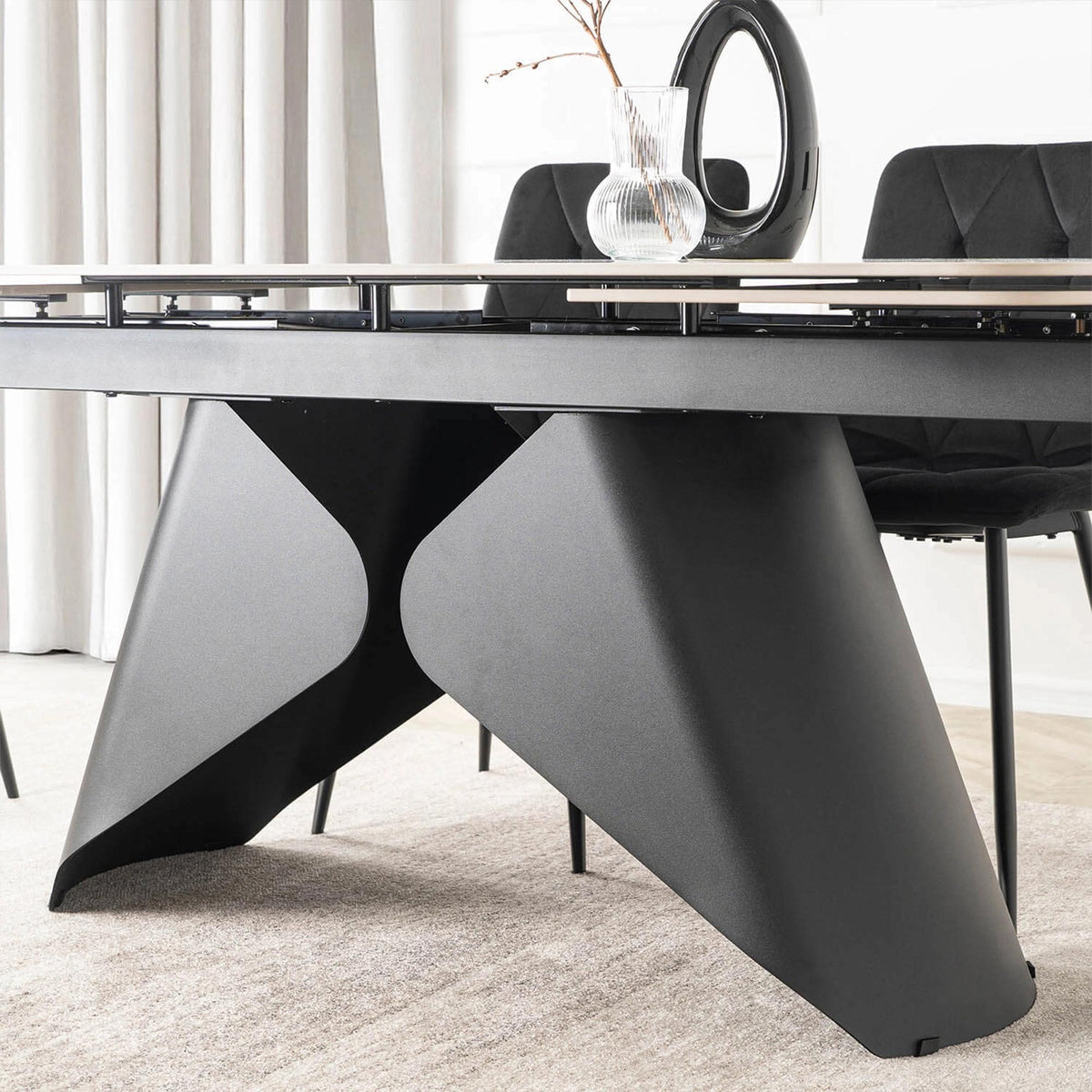 STACY Table à manger extensible en céramique couleur marbre blanc pieds en métal noir 160-240 cm - Mobilier Deco