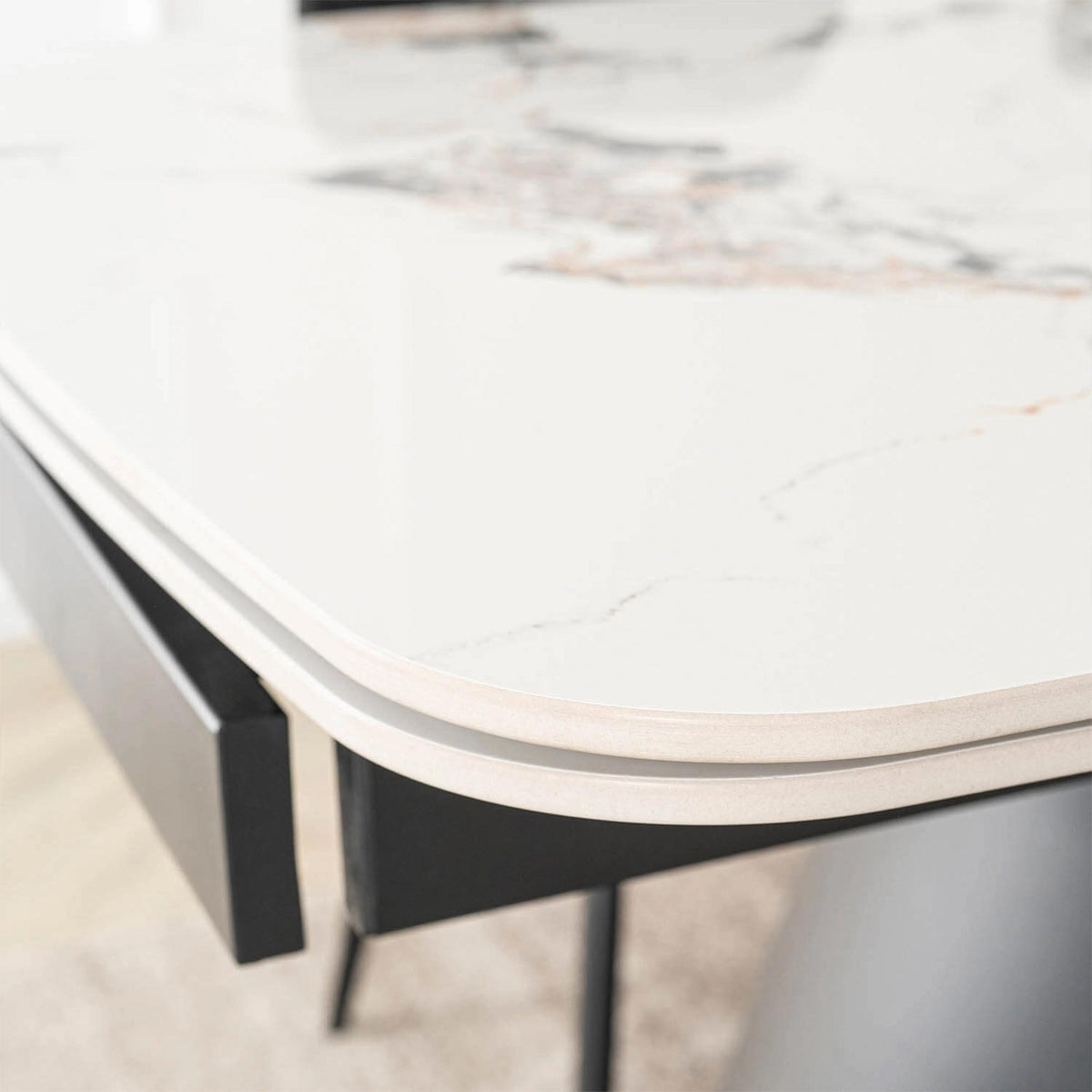 STACY Table à manger extensible en céramique couleur marbre blanc pieds en métal noir 160-240 cm - Mobilier Deco