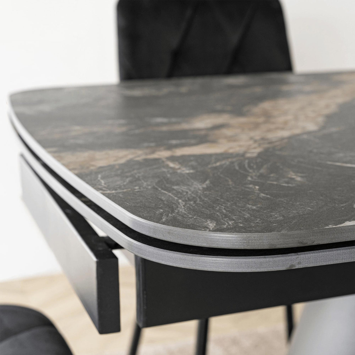 STACY Table à manger extensible en céramique couleur marbre noir pieds en métal 160-240 cm