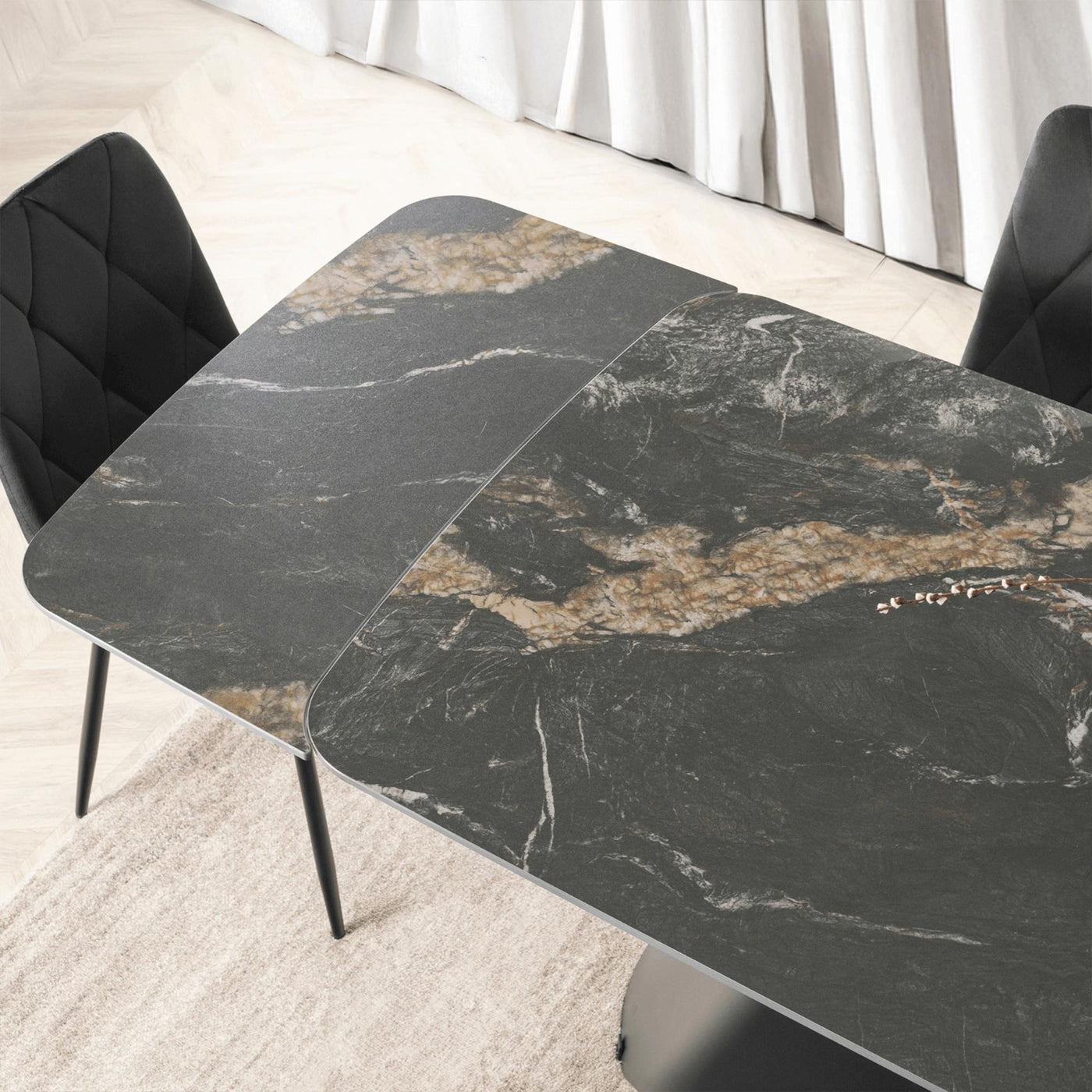 STACY Table à manger extensible en céramique couleur marbre noir pieds en métal 160-240 cm