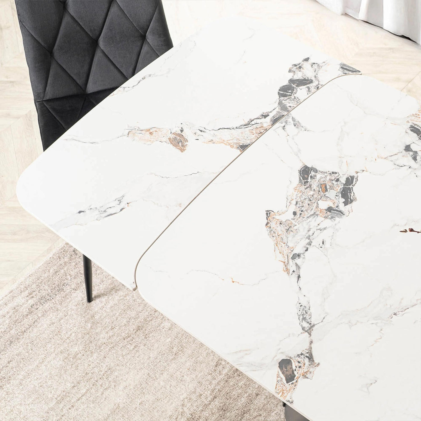 table à manger extensible 160-240 cm avec plateau en céramique couleur marbre blanc et piètement en métal