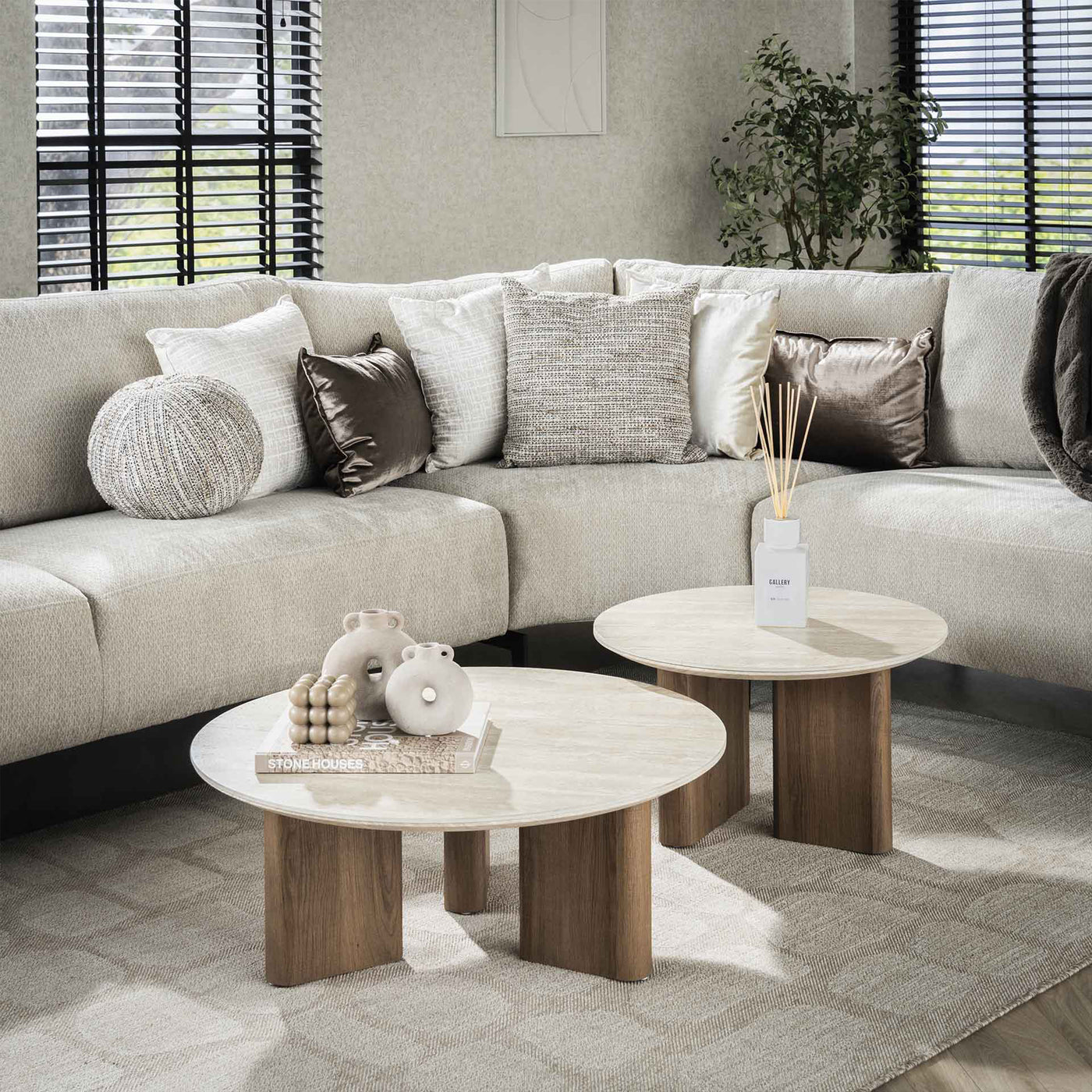 TIANA ROND Lot de 2 tables basses rondes en céramique beige pieds couleur chêne