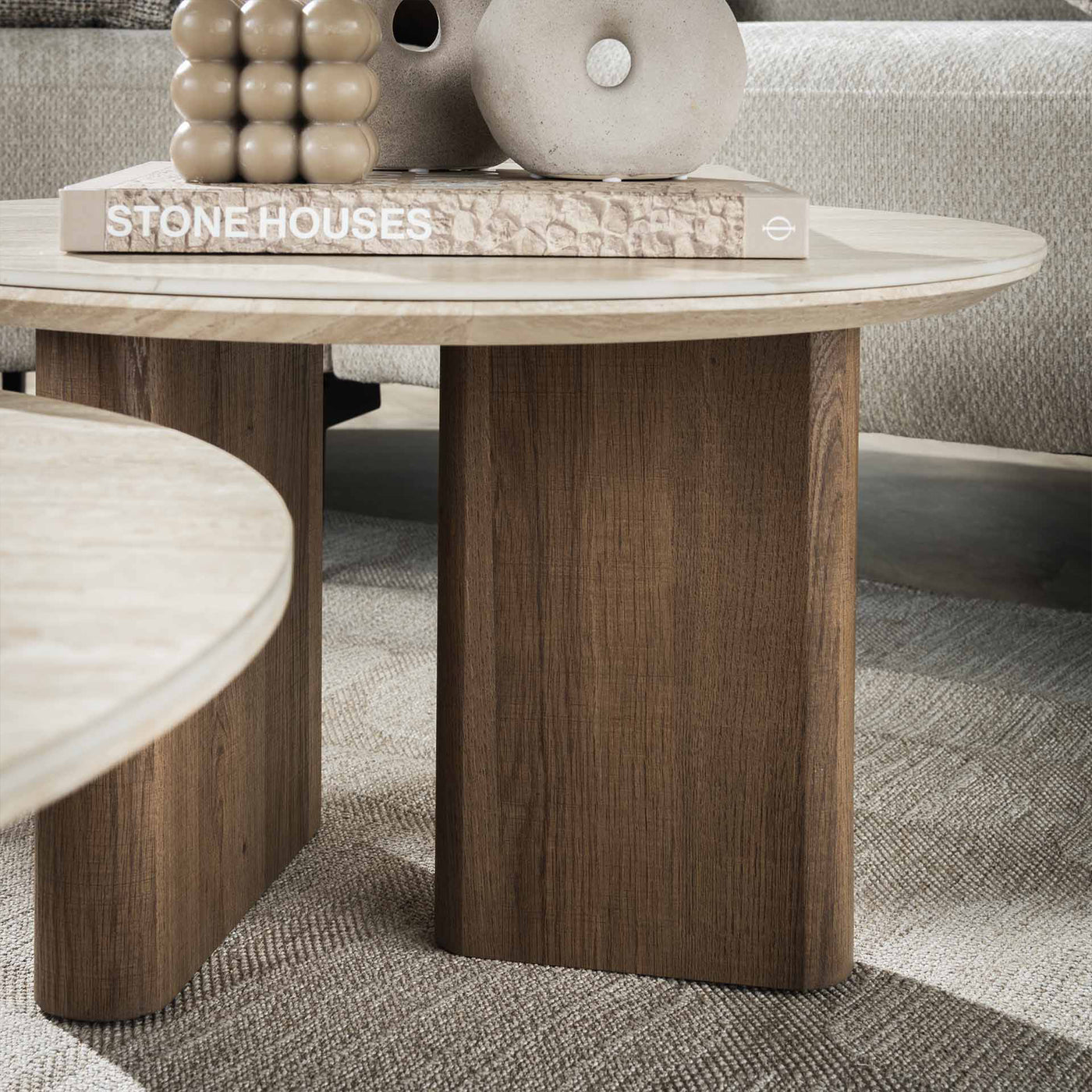 TIANA ROND Lot de 2 tables basses rondes en céramique beige pieds couleur chêne