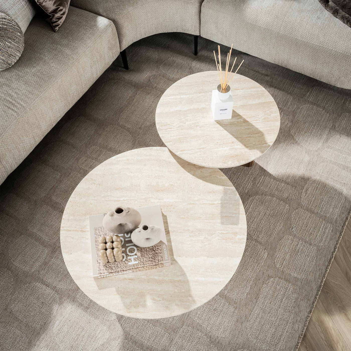 TIANA ROND Lot de 2 tables basses rondes en céramique beige pieds couleur chêne