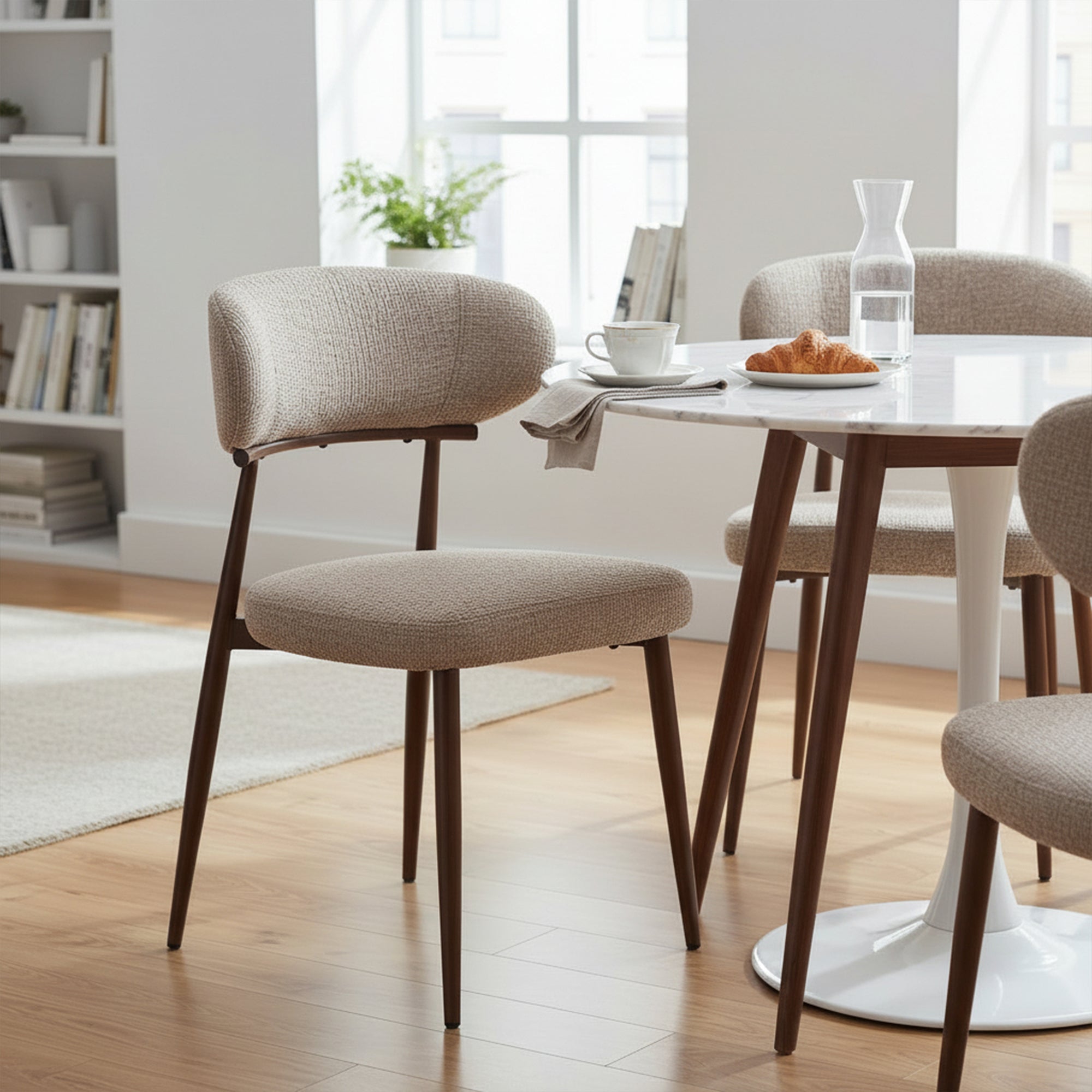 ZOELIA Lot de 2 chaises en tissu taupe pieds couleur bois foncé - Chaise de repas - Mobilier Deco