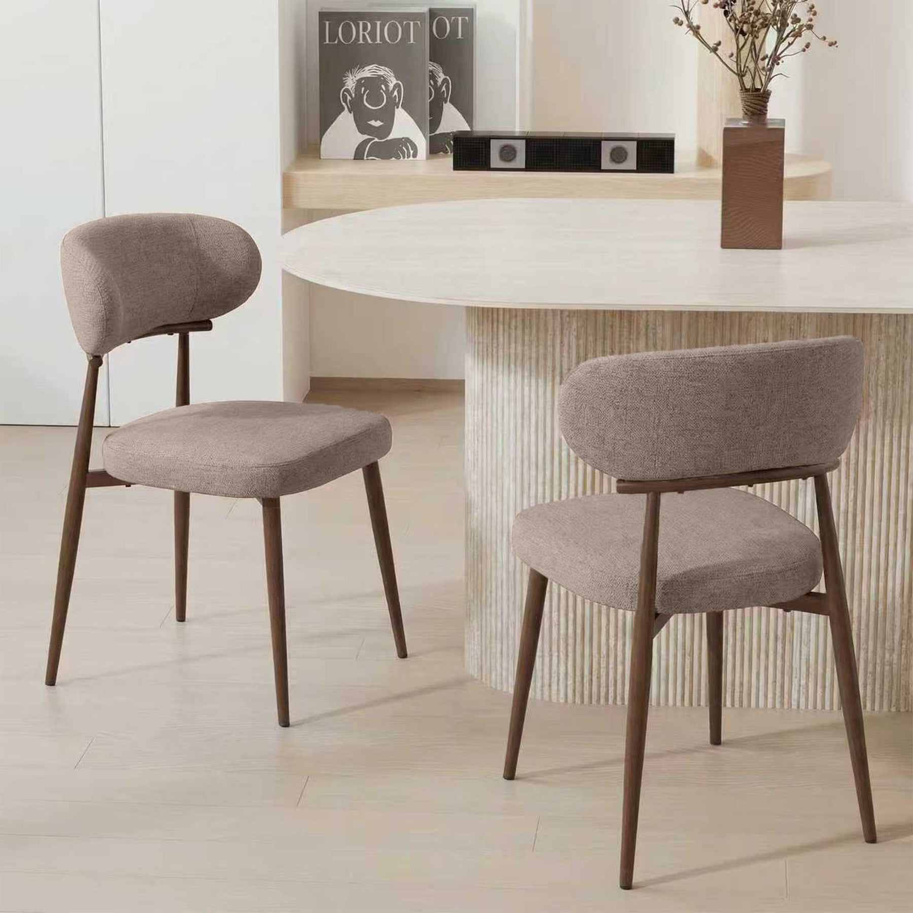 ZOELIA Lot de 2 chaises en tissu taupe pieds couleur bois foncé - Chaise de repas - Mobilier Deco